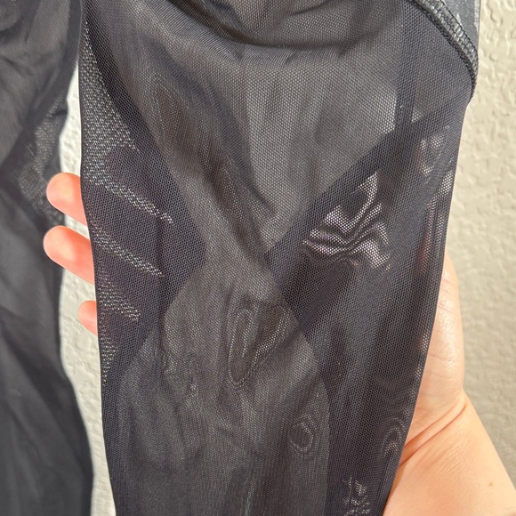 Lululemon Black and Gray Patterned Mesh Leggings XXS - Picture 4 of 8